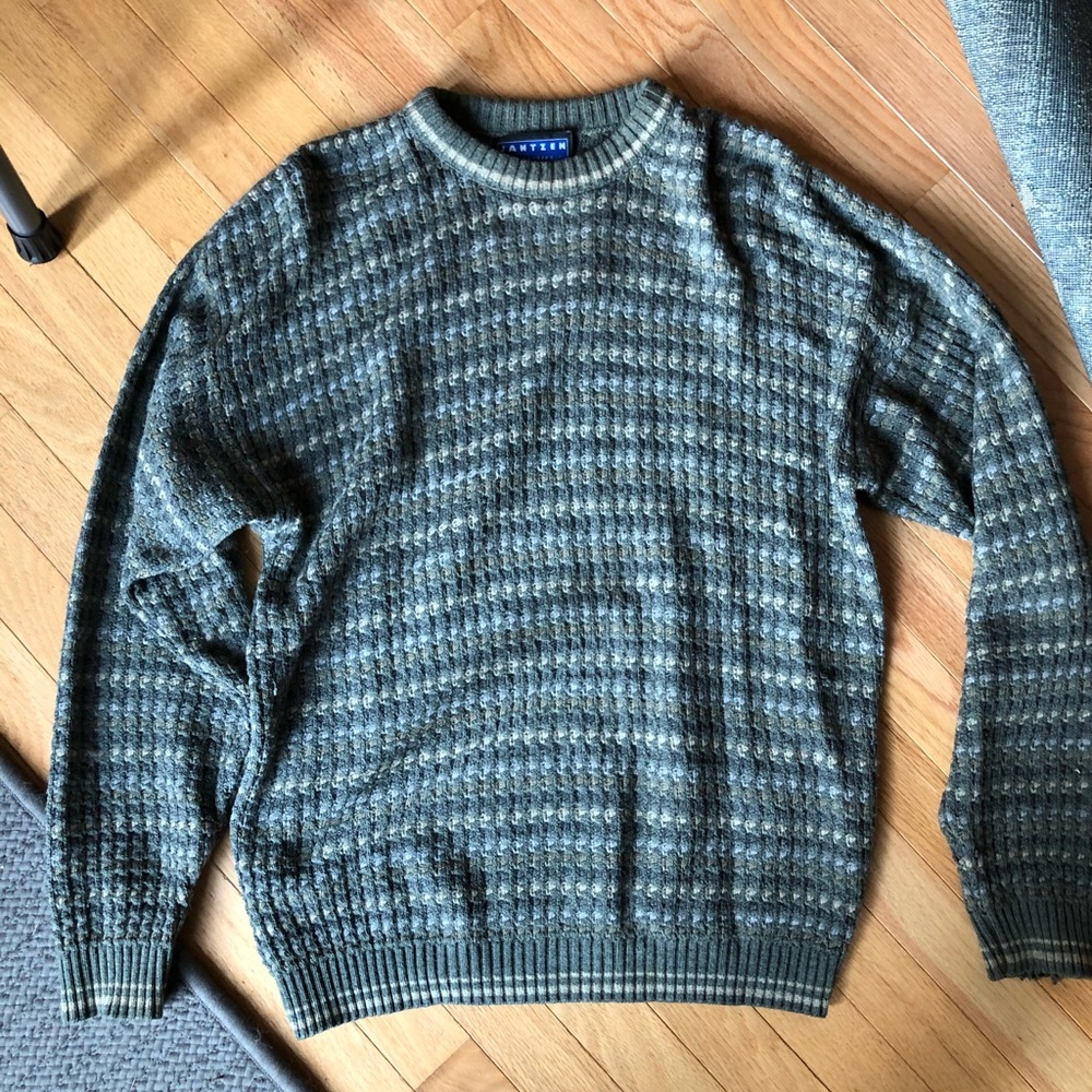 Pullover sweater